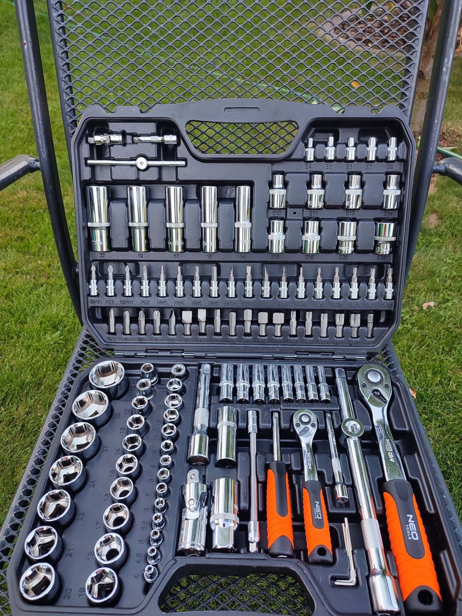 Zestaw kluczy Neo Tools 111 elementów