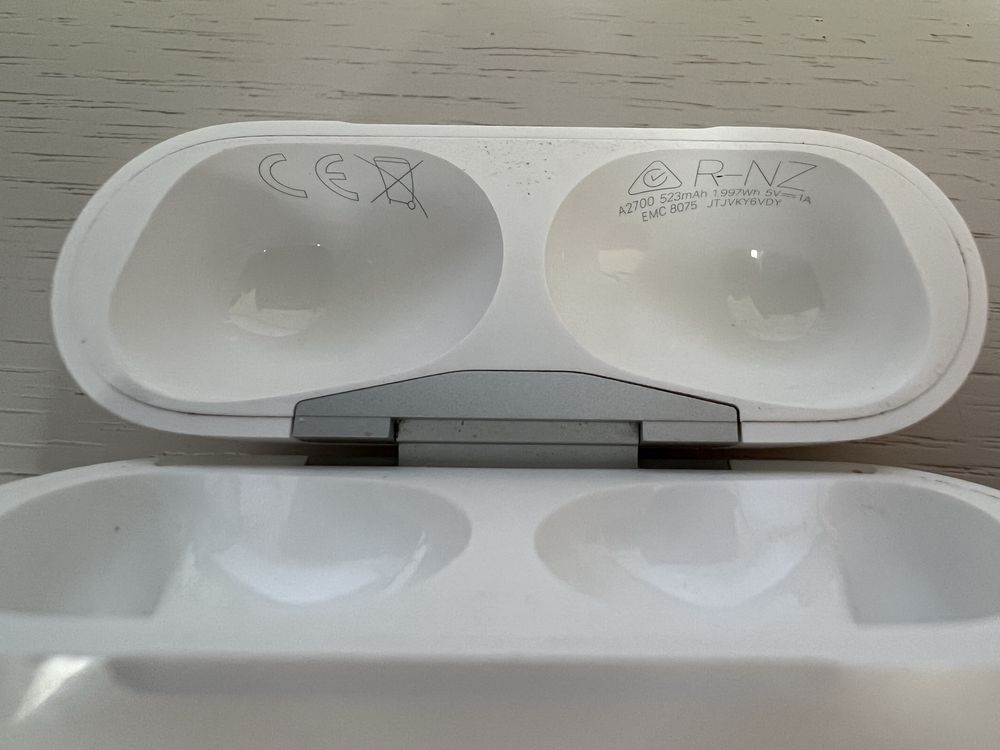 Оригінал Apple AirPods Pro 2 A2700 кейс Lightning