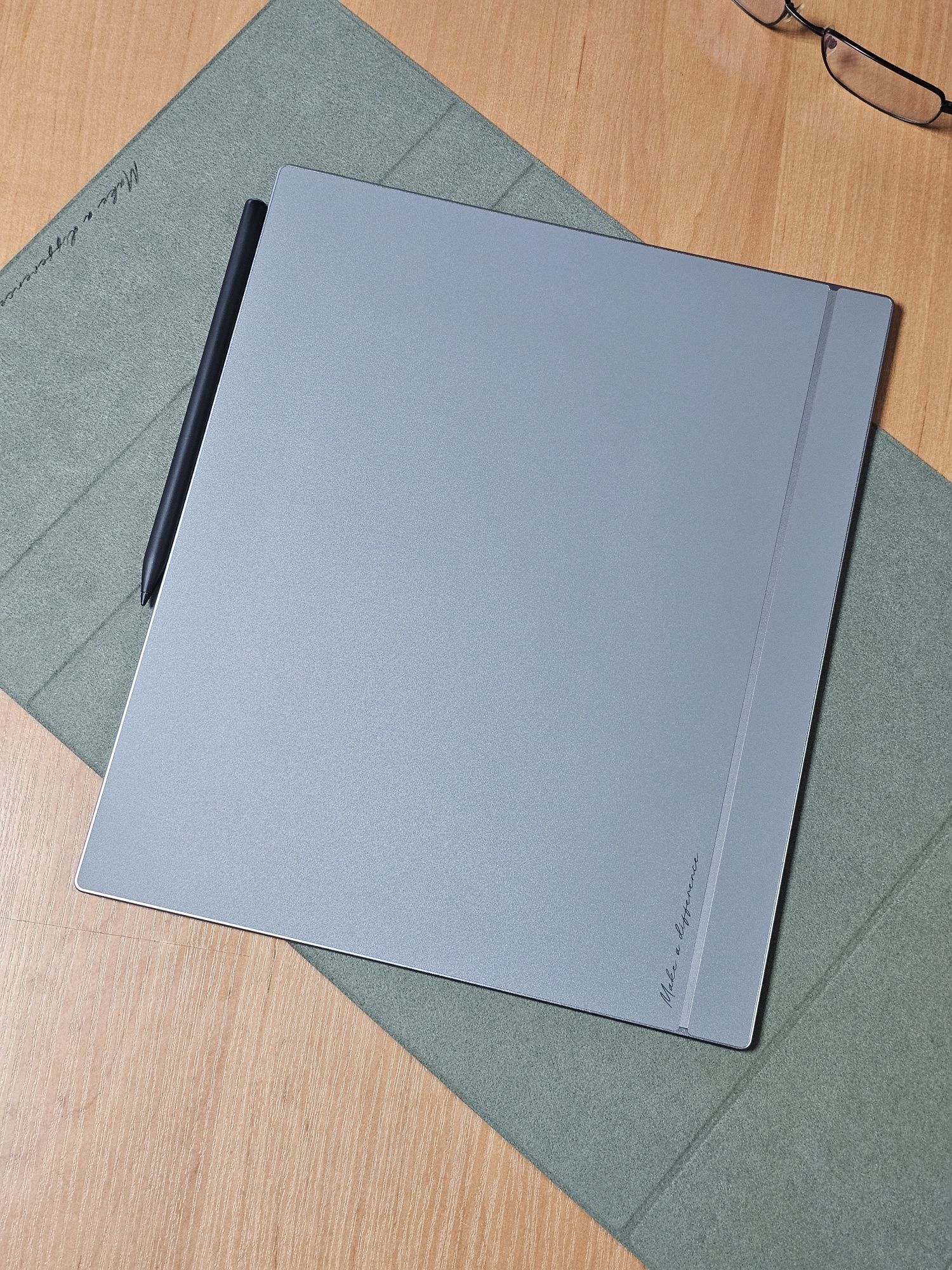 Новий Onyx Boox Tab X C з чохлом.