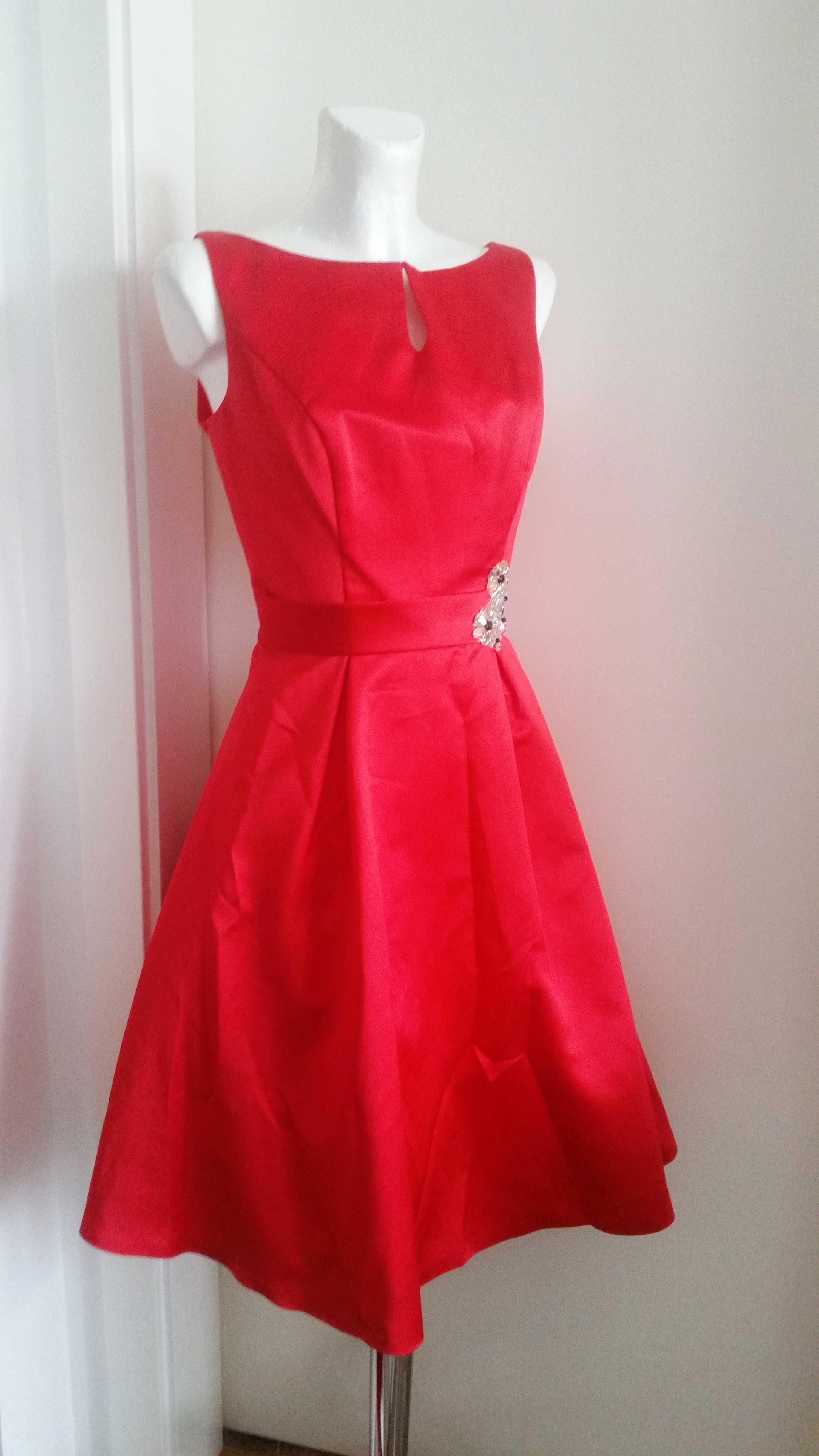 Czerwona rozkloszowana sukienka satynowa ze zdobieniem Wesele Party
