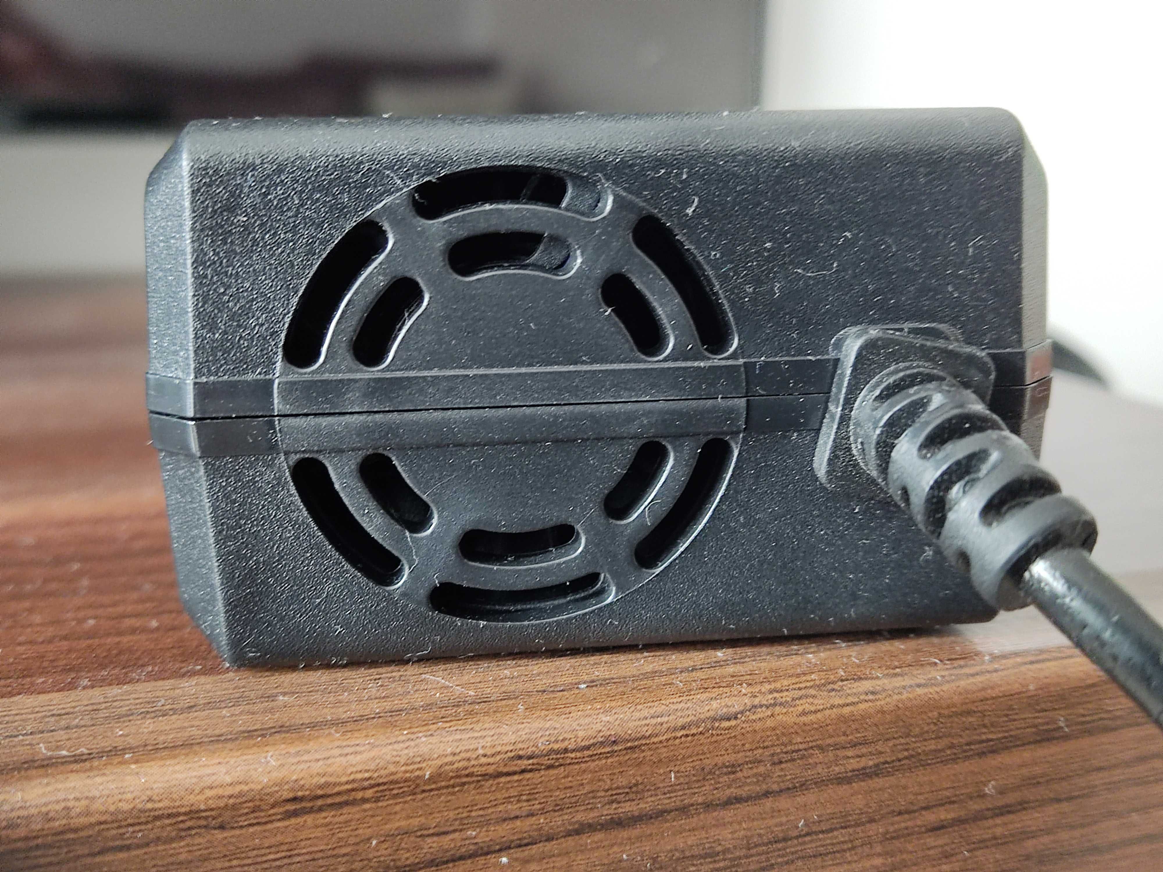 Ładowarka z wentylatorem 36 (42v) 2A z wtyczką  XLR 4 pin