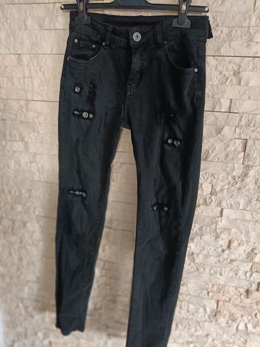 Czarne spodnie jeans przecierane z cekinami rozm ok. S stan jak na zdj