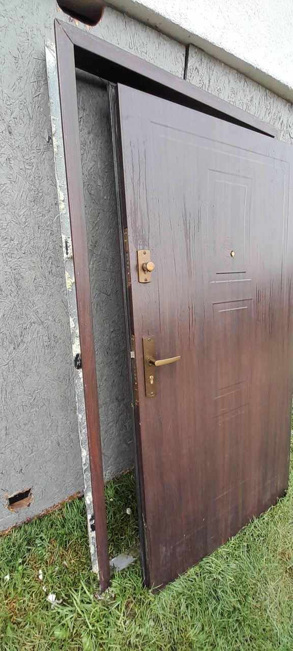 Drzwi stalowe wikęd wzmacniane lewe brąz otwieranie na zewnątrz 100