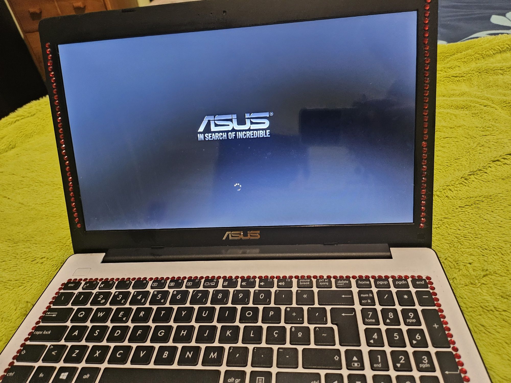Computador ASUS a funcionar na perfeição
