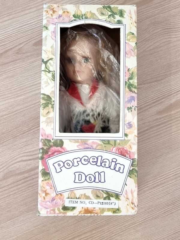 Порцелянова керамічна лялька