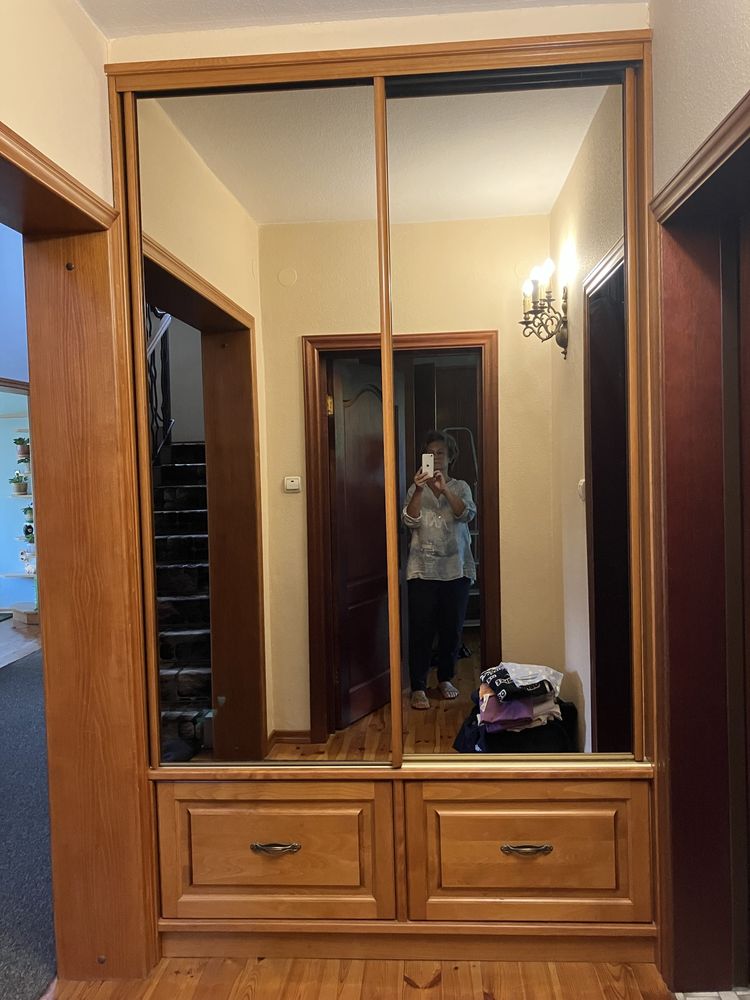 Szafa wnękowa z lusterm i szuflady