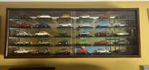Vitrine com 30 miniaturas de carros clássicos