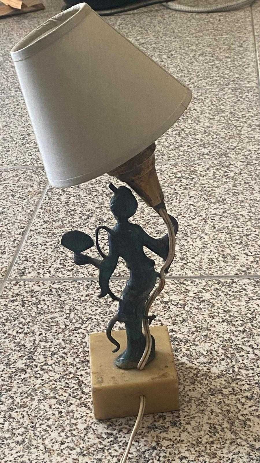 Candeeiro muito antigo em mármore e estatueta em metal.Preço de saldo