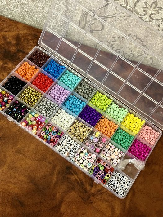 Набір бісеру та намистин для виготовлення браслетів та прикрас