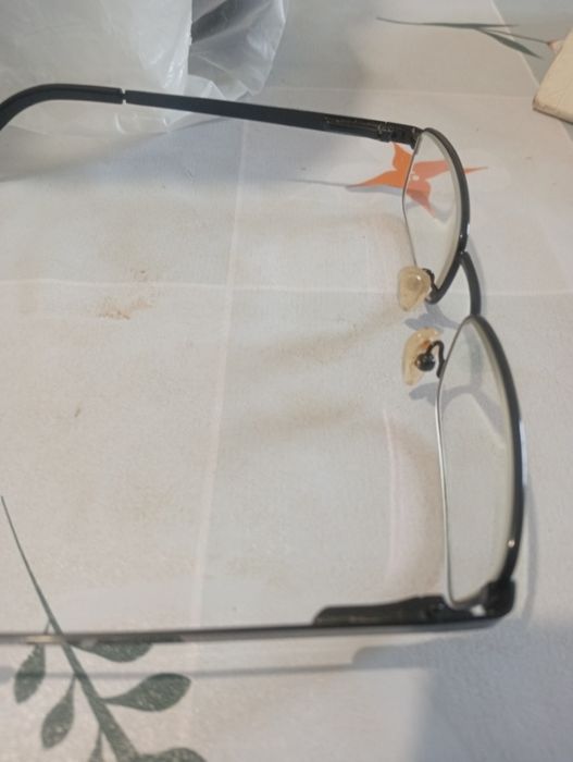 Armação de óculos com aro preto