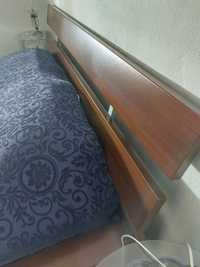 Cama com colchão (1,60x200) com duas mesas de cabeceira