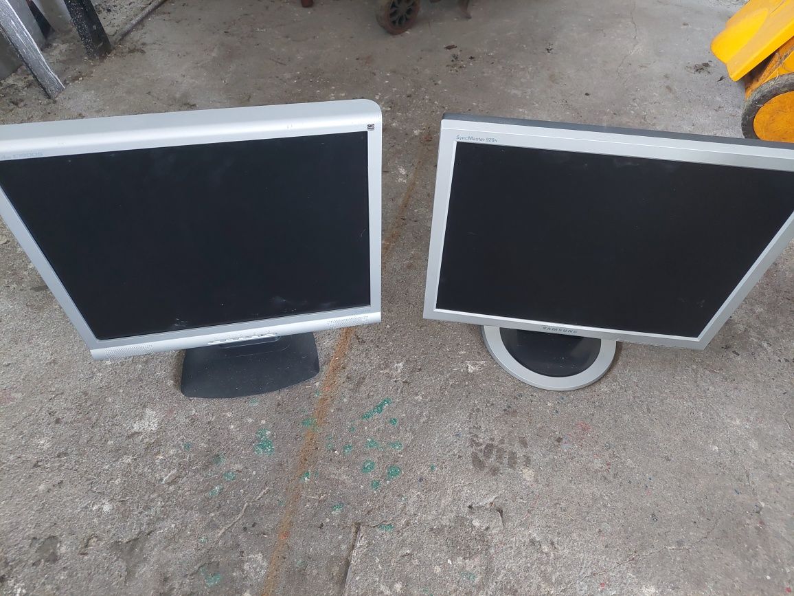 3 x Monitor - samsung 17" 920N - samsung 173P - iiyama 19" E1900S