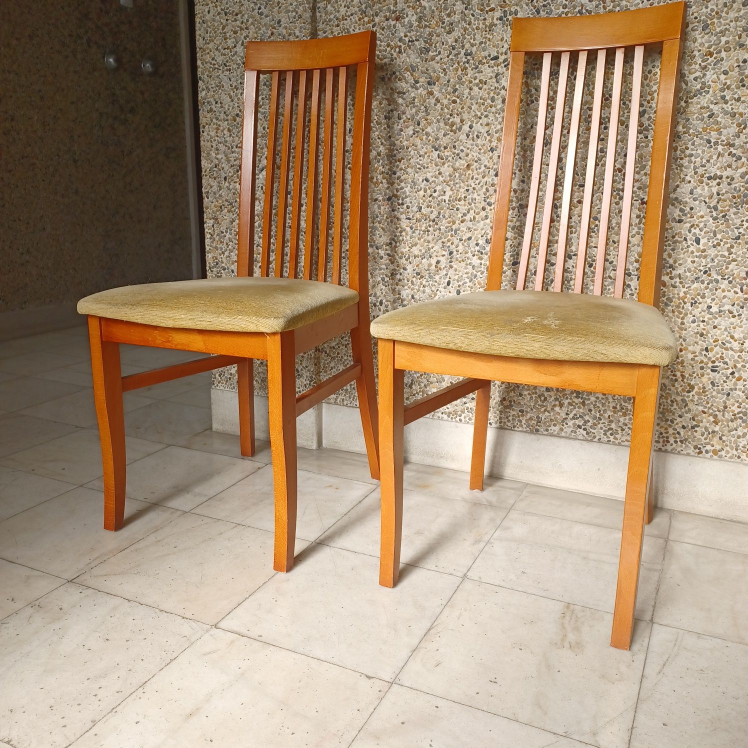 Cadeiras usadas para restauro