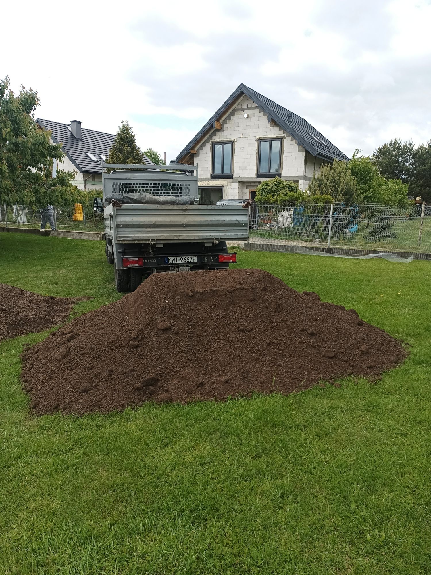 Ziemia ogrodowa siana piasek kamień koparka