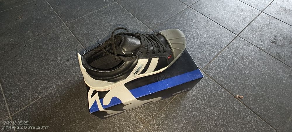 Sportowe buty robocze.