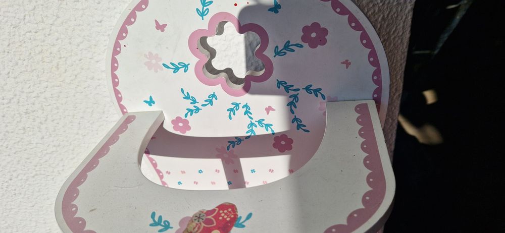 Caderia de bonecas de madeira