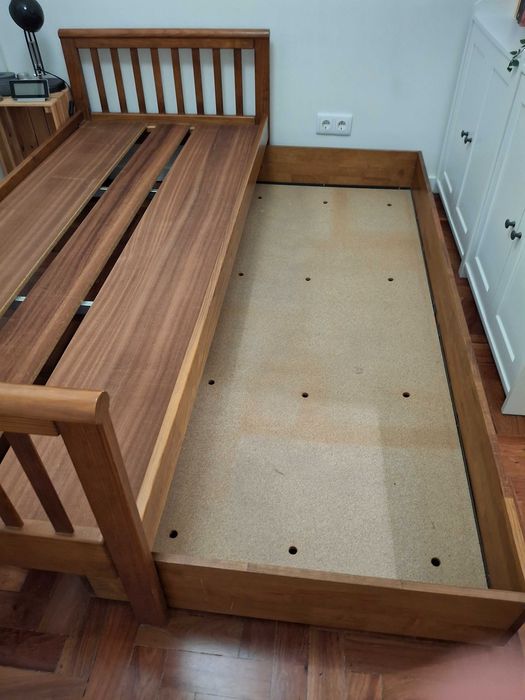 Cama de solteiro em madeira com gaveta em baixo