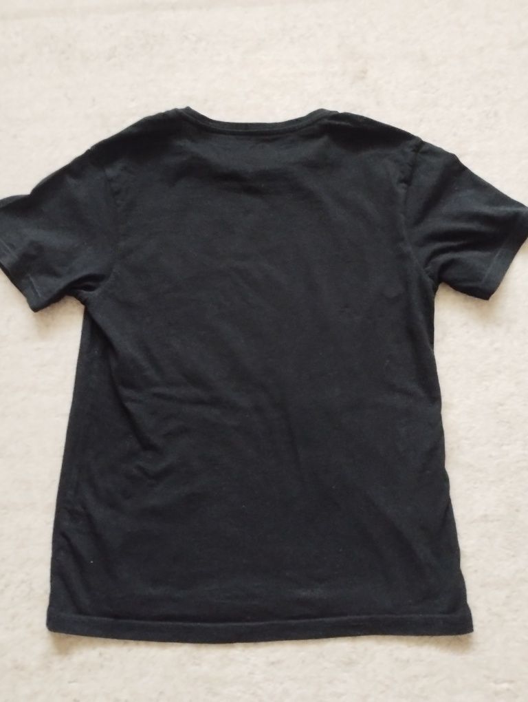 T-shirt czarny dla chłopca z krótkim rękawem.