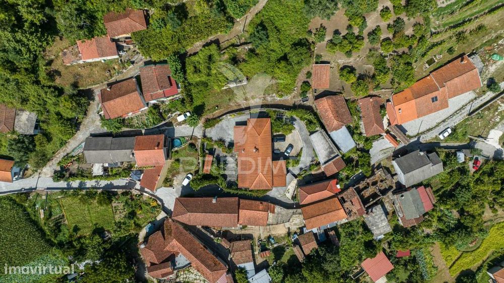 Moradia T3 situada junto à Nossa Senhora da Abadia.