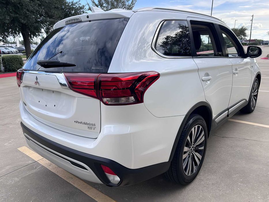 Mitsubishi Outlander      2019