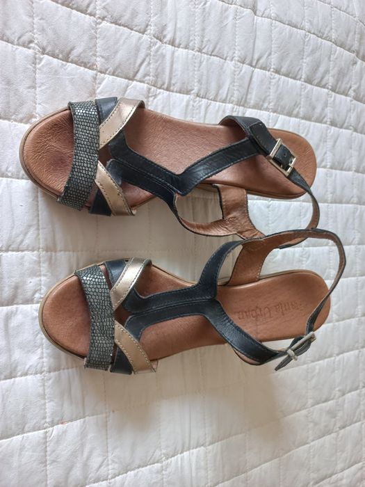 Sandálias pretas de pele Paula Urban Novas