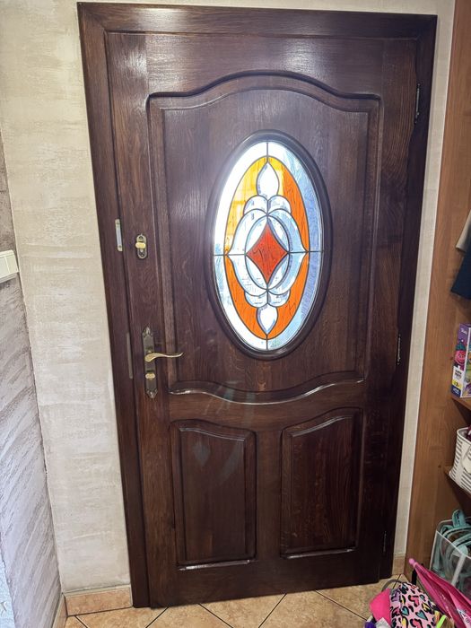Dębowe drzwi frontowe z witrażem