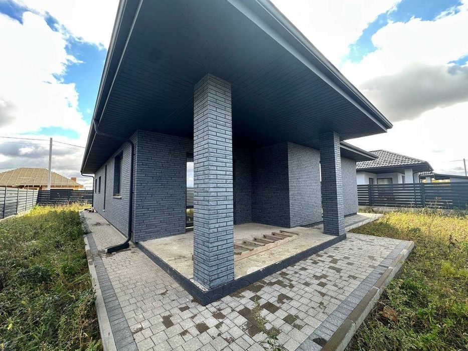 Продам американку з гаражем на ділянці 5 сот