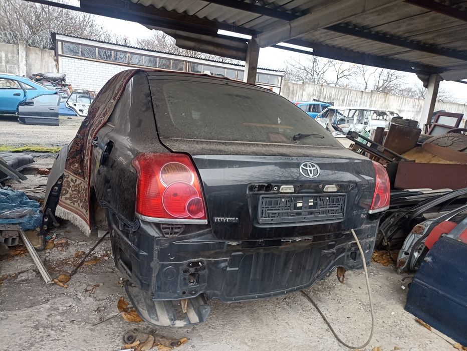В разборе Toyota Avensis T25 хетчбек