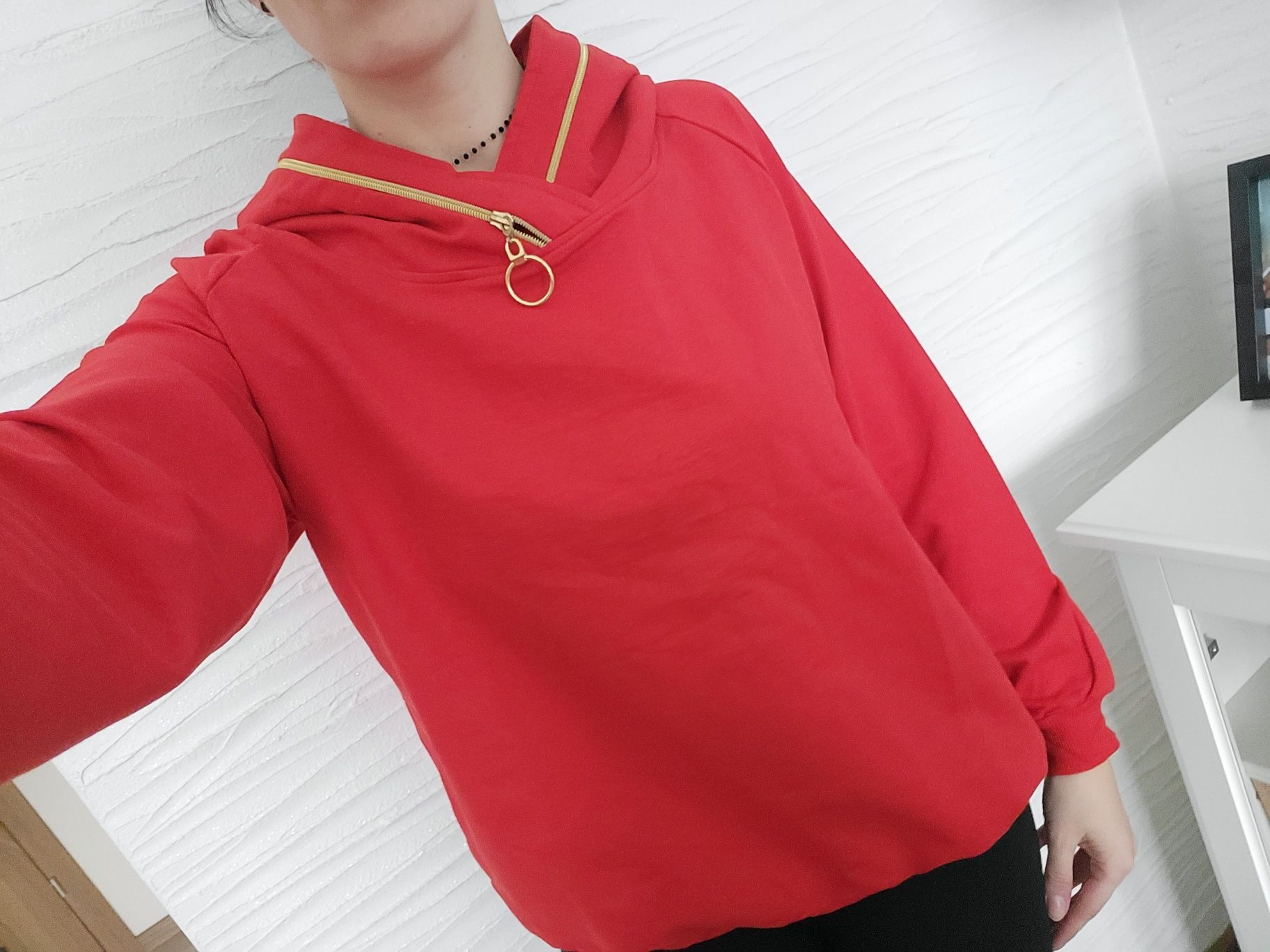 Czerwona bluza z kapturem