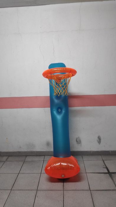 Cesto de basquetebol insuflável
