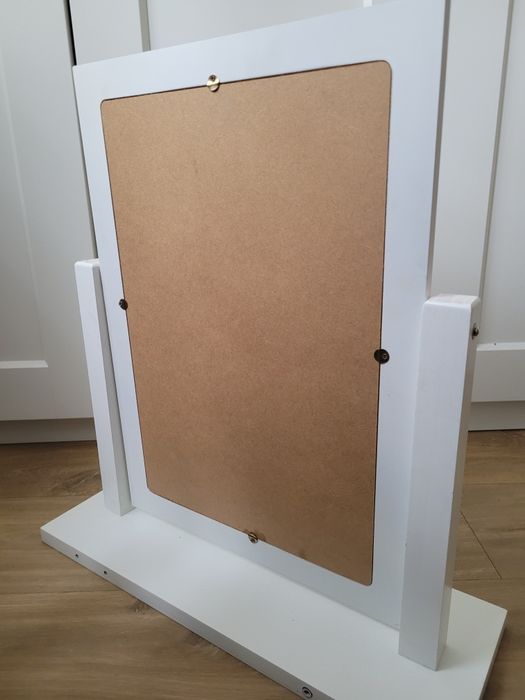 Białe biurko toaletka z lustrem