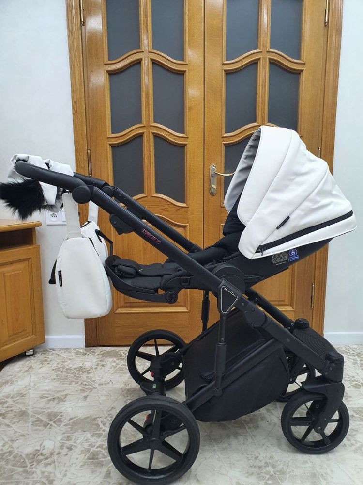 Коляска Adamex Lumi Air экокожа белая