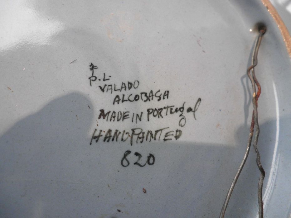 Dois belos objectos decorativos--pratos de Alcobaça pintados à mão