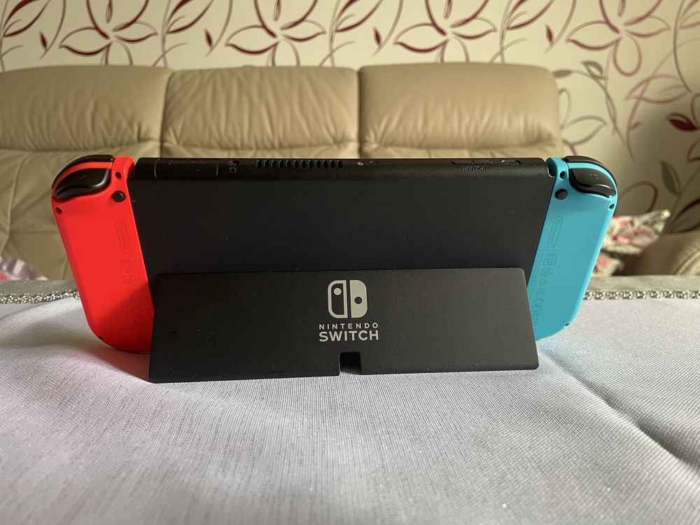 Nintendo Switch OLED + pokrowiec