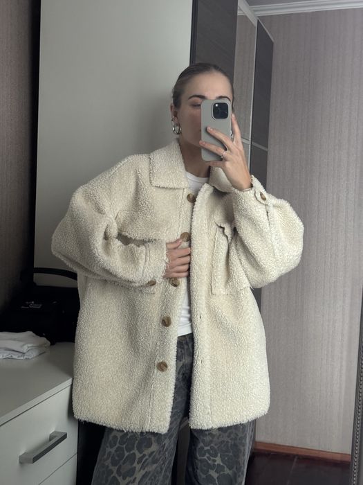 Куртка шерпа від Stradivarius, розмір S-m