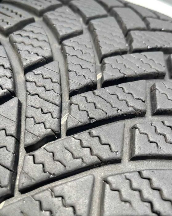 Зимние шины 225/55 R17 Bridgestone Blizak LM005 резина