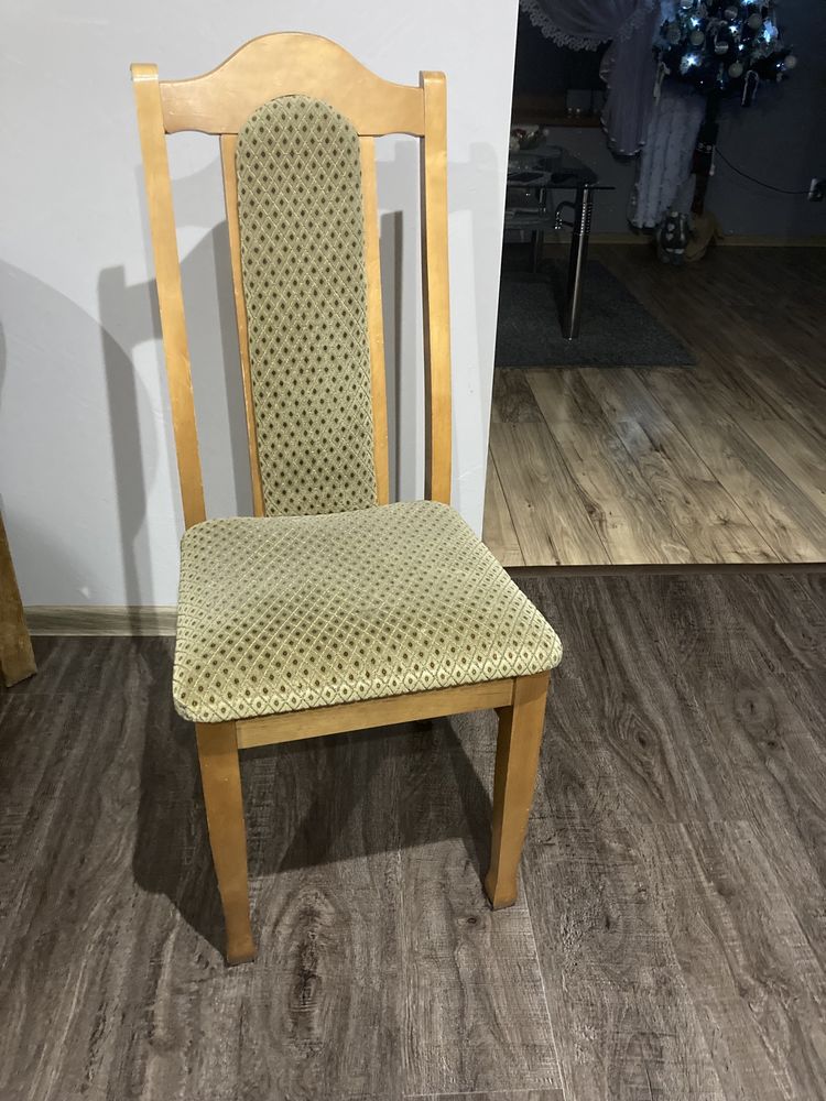 4 krzesła używane brązowe drewniane w zestawie ze stołem