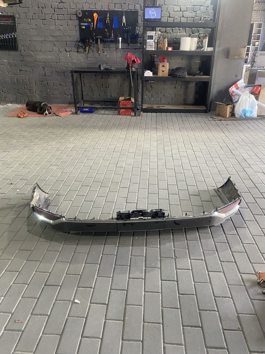 Накладка заднього бампера Toyota Land Cruiser 200