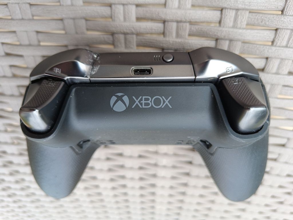 Pad Xbox series 2 z oryginalnym etui.