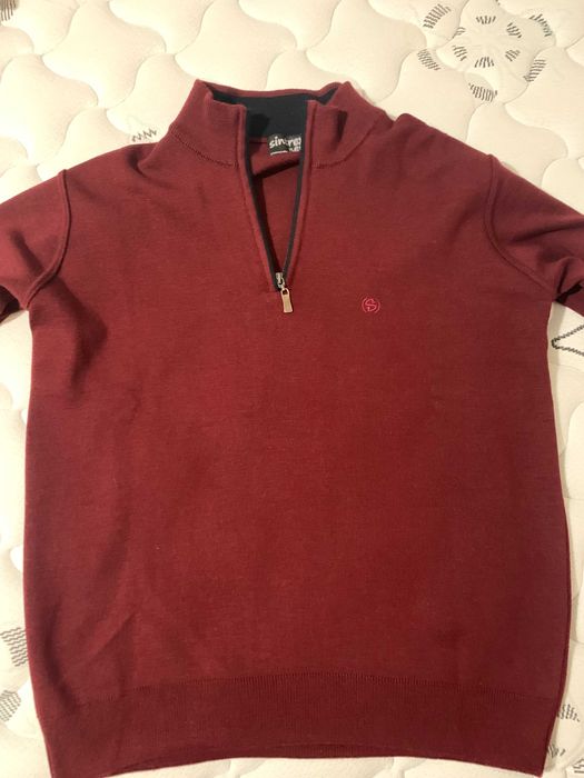 Camisola bordeaux com fecho e cotoveleiras