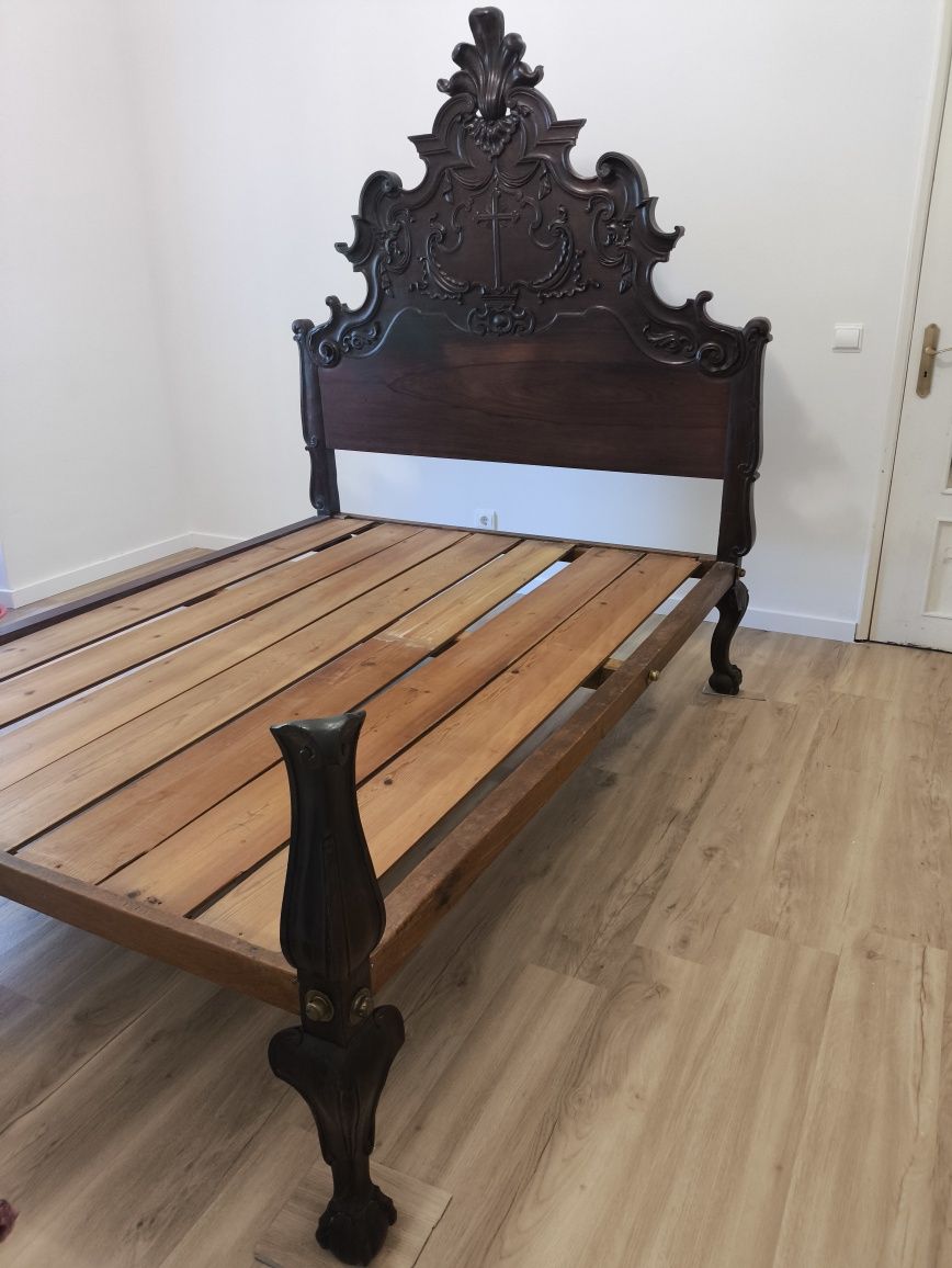 Cama antiga em madeira nobre