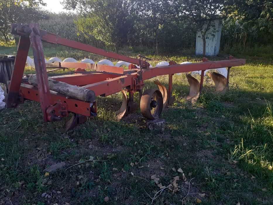 Плуг п'яти корпусний.