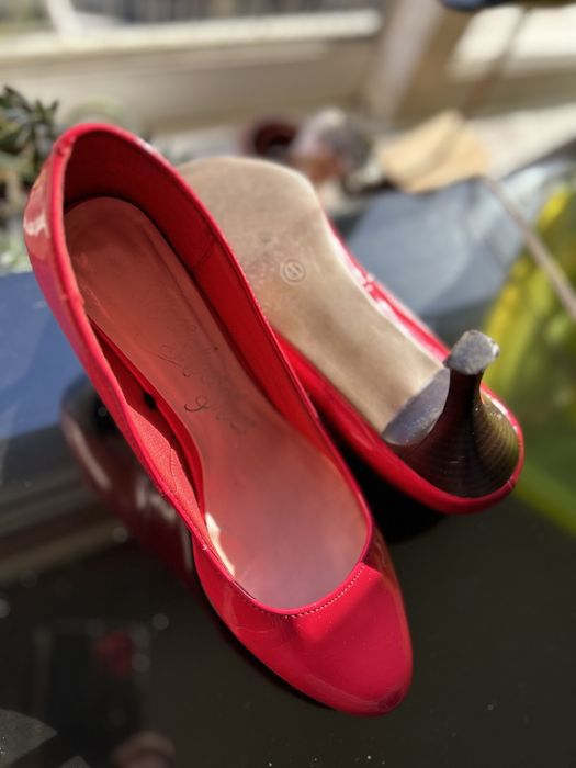 Sapato de verniz com pouco brilho , confortável.