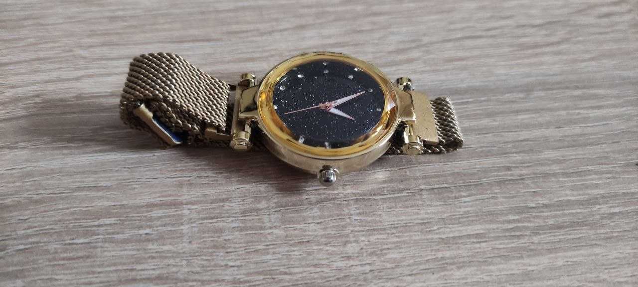 Жіночий наручний годинник золотистий
