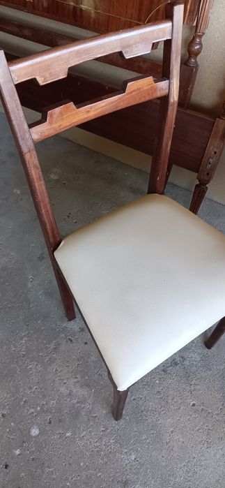 Conjunto mesa redonda e oito cadeiras em madeira de cedro