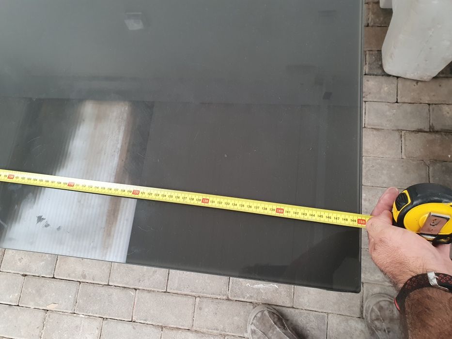 Mesa de metal com tampo em vidro