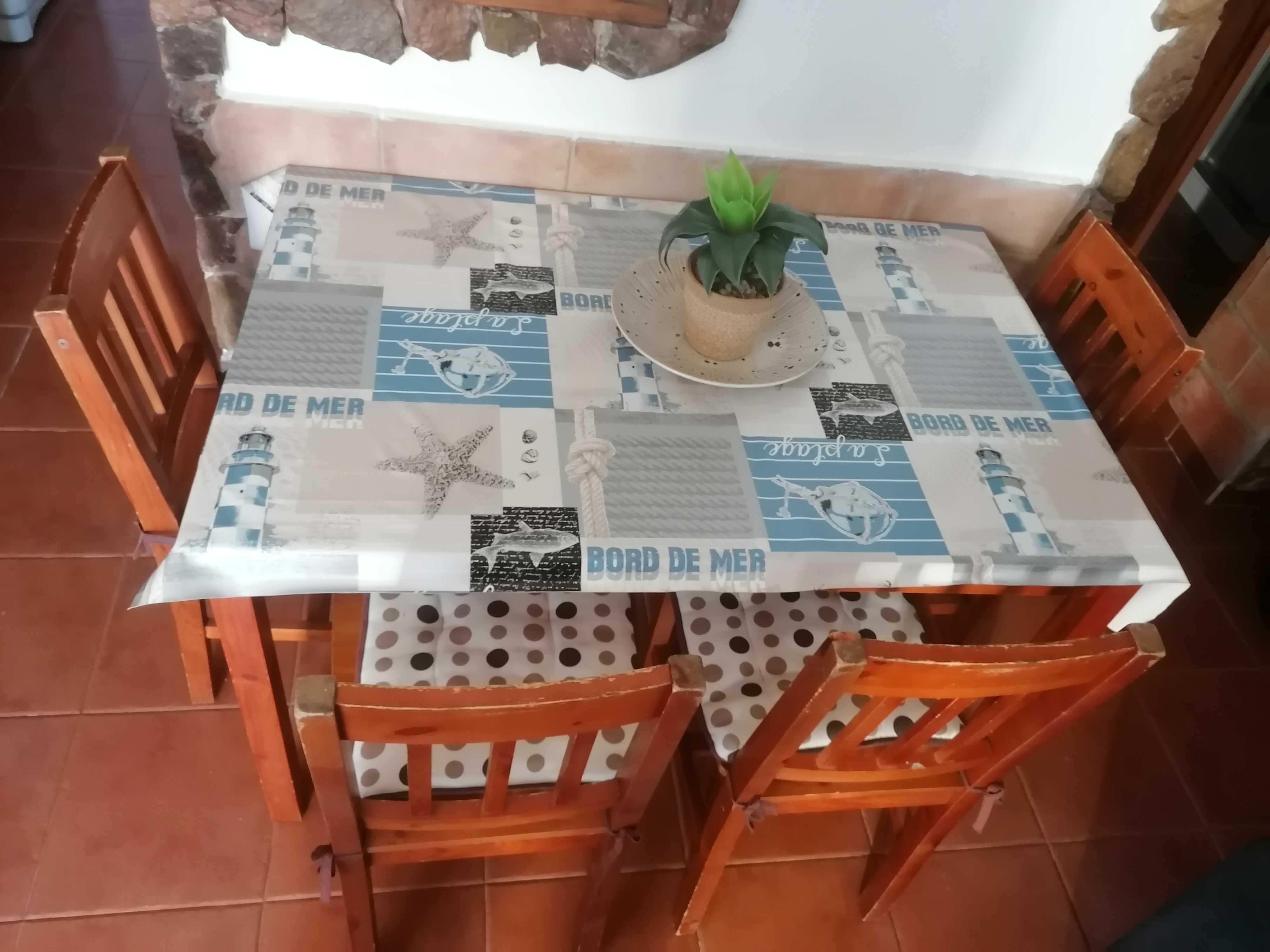 Móvel tv+mesa e cadeiras de cozinha