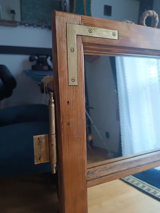 Lustro w drewnianej ramie okiennej