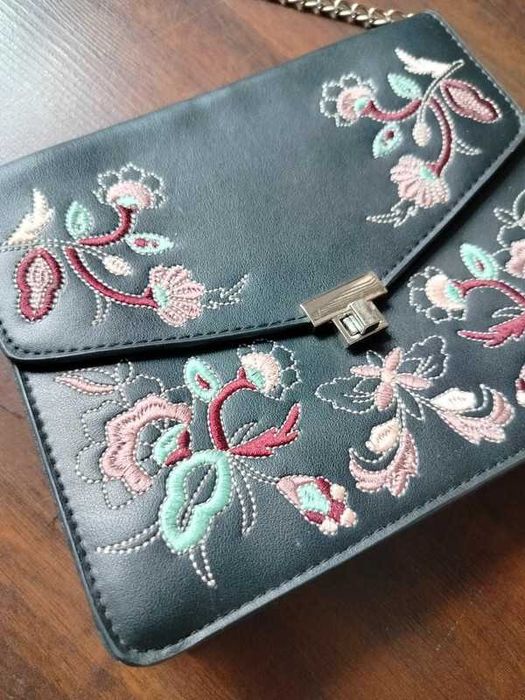 Torebka na łańcuchy mała czarna ramię listonoszka elegancka haftowana