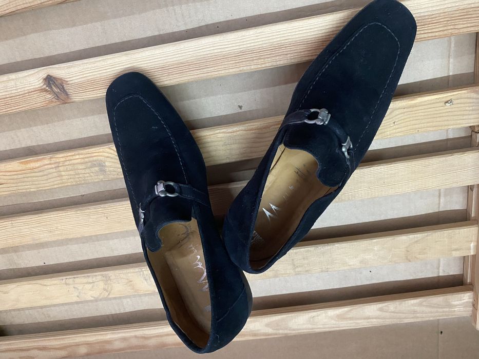 Par de mocassins de camurça pretos com fivelas de metal